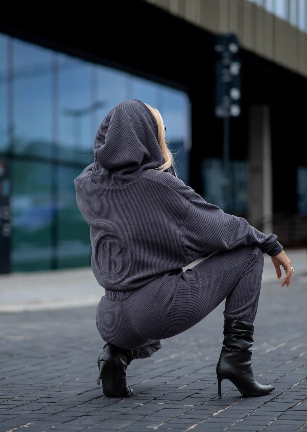 Damen-Dreiteiler in Anthrazit mit Kapuzenjacke, Top & Hose – Größe 1 (S/M)