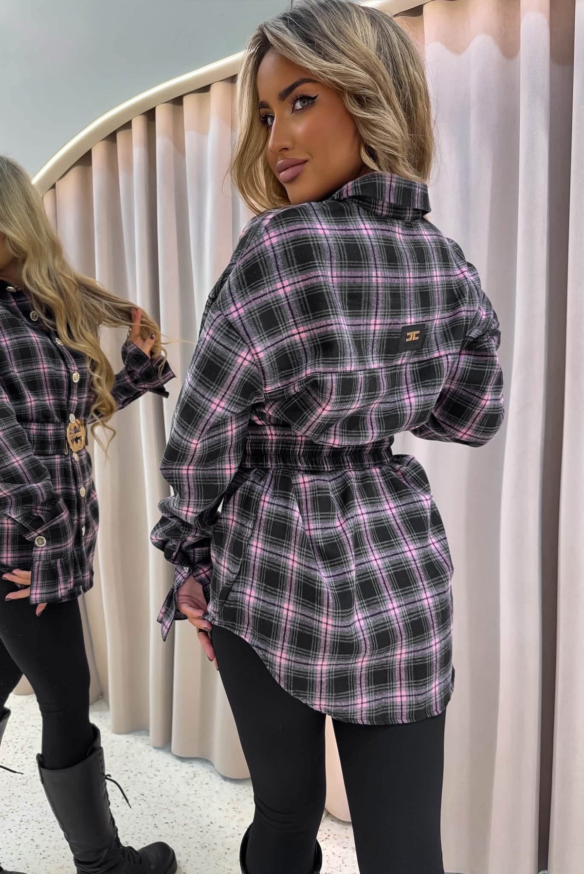 Kariertes Damenhemd mit Gürtel in Schwarz-Grau-Rosa – Einheitsgröße