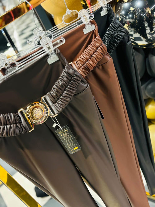 Elastische Lederoptik-Leggings mit Goldgürtel